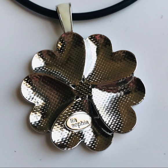 White Heart Pedals Pendant Cut Crystals Necklace - Picture 9 of 16